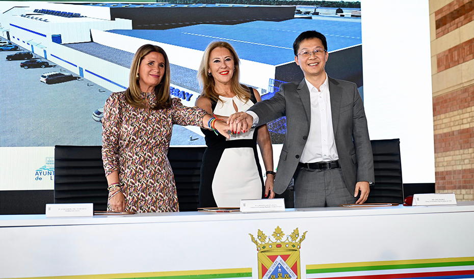 La consejera Carolina España en la presentación del proyecto empresarial de la multinacional Desay SV en Linares (Jaén), junto a la alcaldesa de la localidad, María Auxiliadora del Olmo, y el presidente y CEO de Desay SV, Gao Dapeng